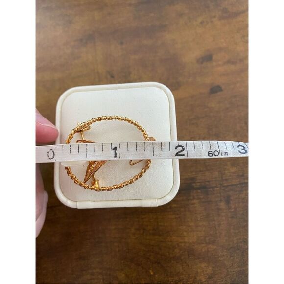 Vintage White rose flower gold trim brooch w/back pin - Picture 6 of 7